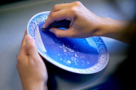 Painting the Christmas plate