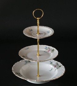 Blomstrede tallerkner sat som trelags etagere