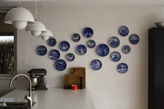 Wall with plates
