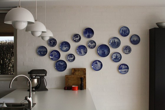 Wall with plates