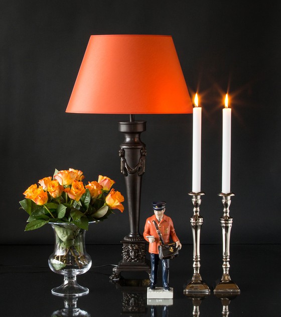 Bronzelampe med orange skærm